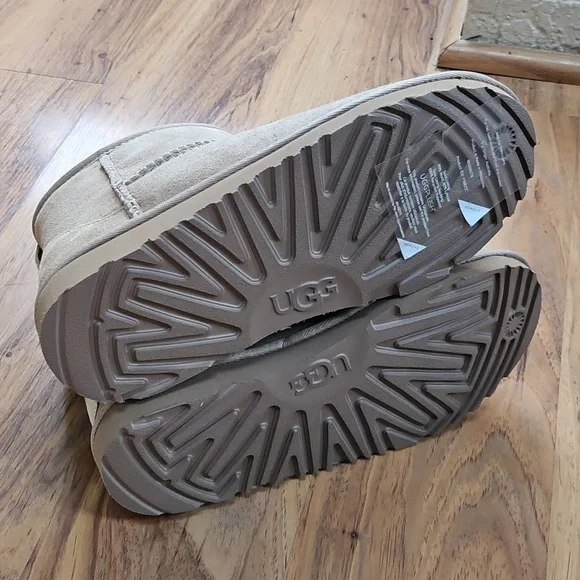 UGG Kid's Classic Mini II - Brand New With Tags - Picture 4 of 6